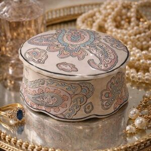 Vintage Hand Painted Porcelain Jewelry Trinket Box. BR